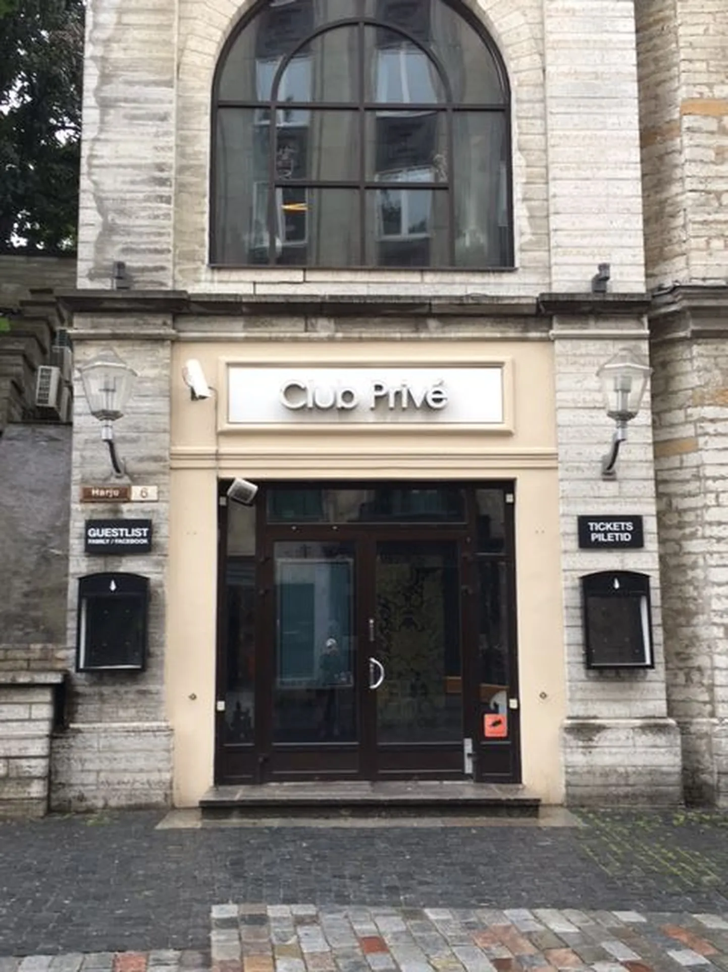 Club Privé sulges uksed