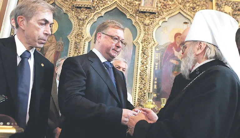 2010 год. В рамках рабочего визита в Эстонию Сергей Степашин передает Митрополиту Таллиннскому и Всея Эстонии Корнилию подарок по случаю дня рождения.