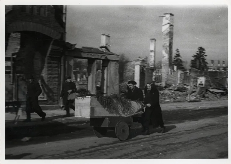 Argielu oli muutunud üsna raskeks. Pärast märtsipommitamist lahkus osa elanikest Tallinnast. Surnuvanker purustatud Pärnu maanteel 14. märtsil 1944.