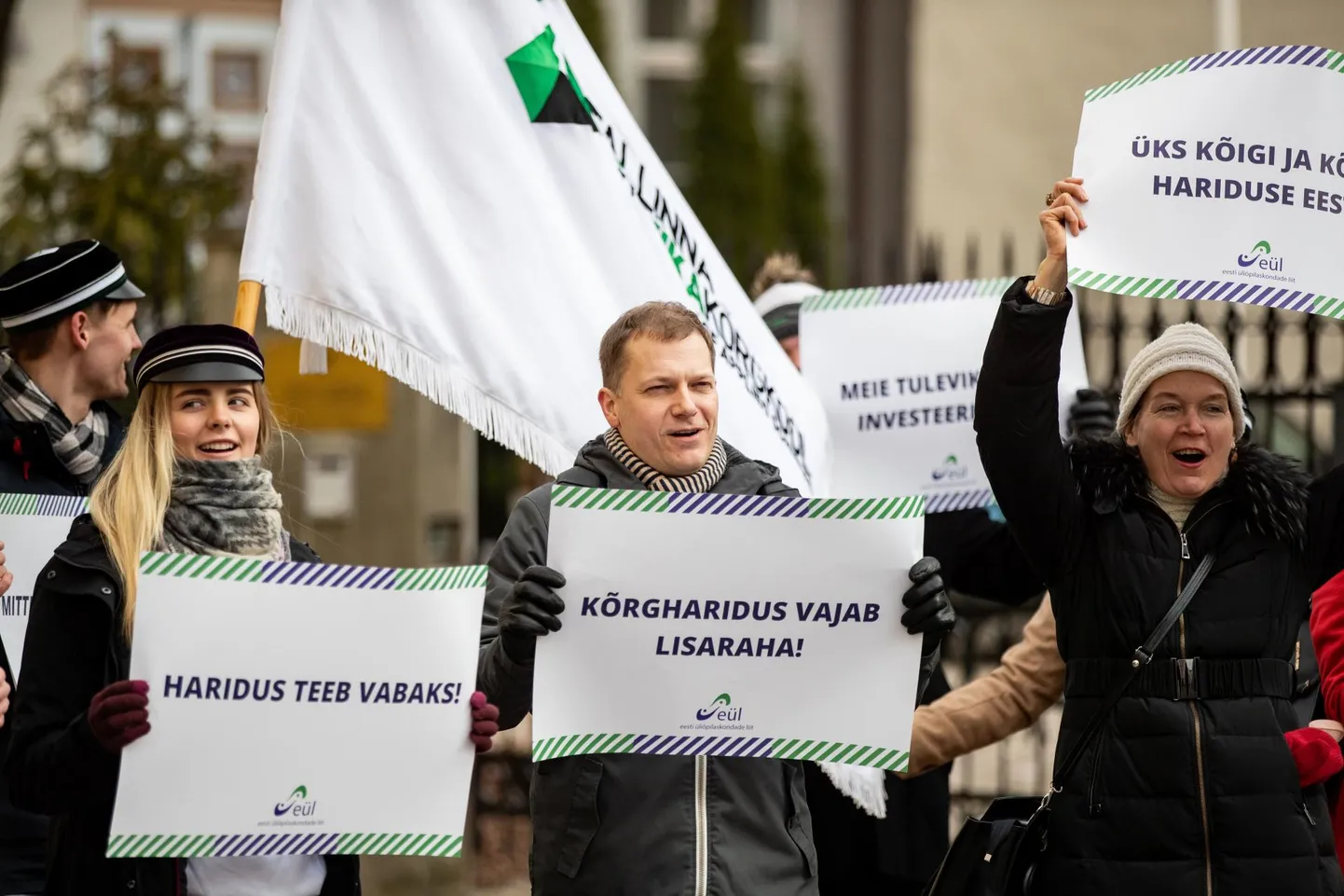 Koalitsioonikõneluste ajal avaldasid üliõpilased meelt ja nõudsid haridusele lisaraha. Seda ei tule ja seepärast on kaalumisel üldise õppemaksu kehtestamise idee.
