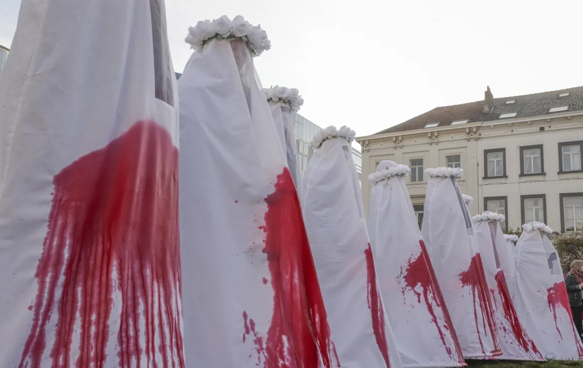 2020. gada 25. novembris, Polija. Sievietes, tērpušās baltos palagos ar asinssarkaniem traipiem un baltiem ziedu vainagiem Eiropas Parlamenta priekšā protestē pret abortu aizliegšanu valstī.