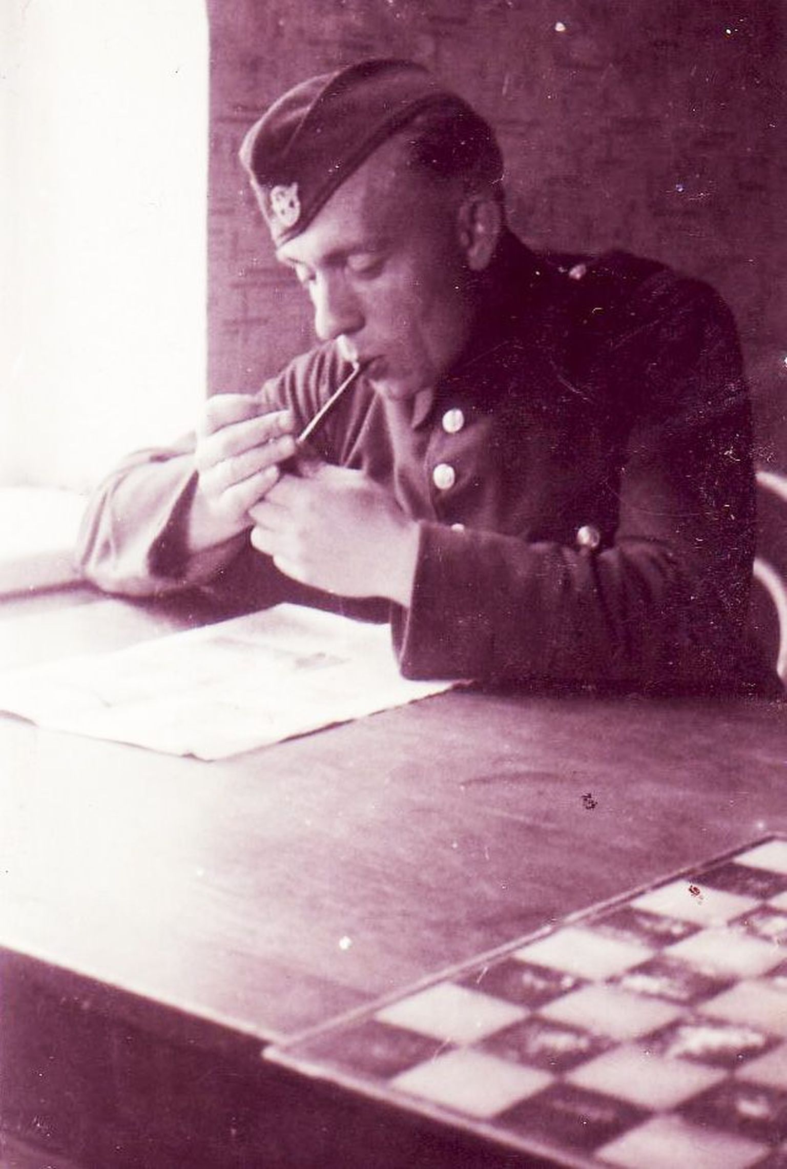 Nooremallohvitser Roland Kirikmaa jõudis teenida veel Nõukogude, Saksa ja Inglise relvajõududes. Sellel pildil on ta jäädvustatud Saksa mereväelasena Tallinnas.