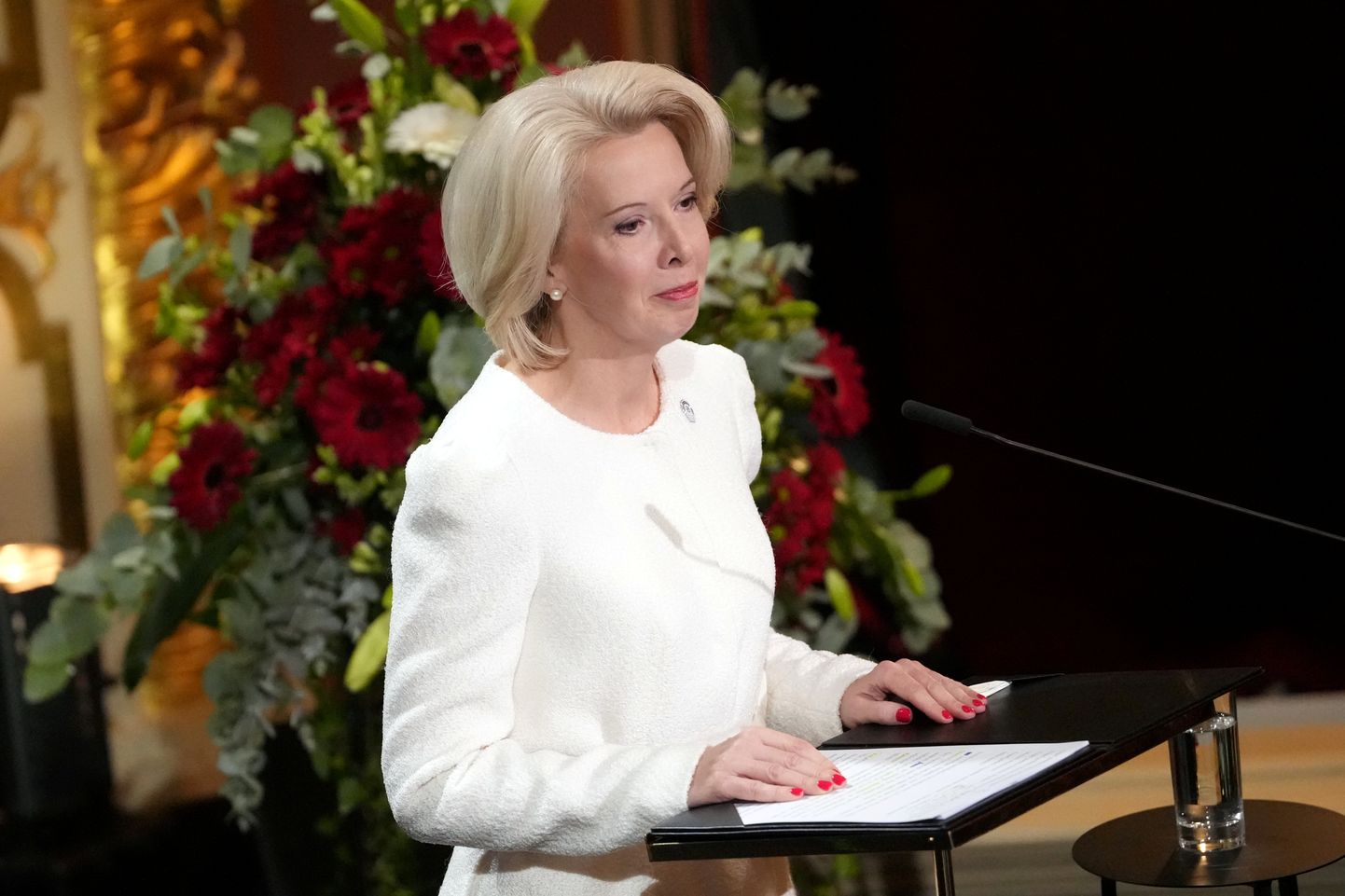 Saeimas priekšsēdētāja Ināra Mūrniece Latvijas Nacionālajā teātrī uzrunā klātesošos svinīgajā koncertā "Turpinājums. Mūsu balsis", kas veltīts Saeimas simtgadei.