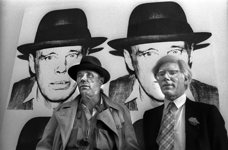 Joseph Beuys ja Andy Warhol (paremal) Münchenis, 1980 aasta maikuus.