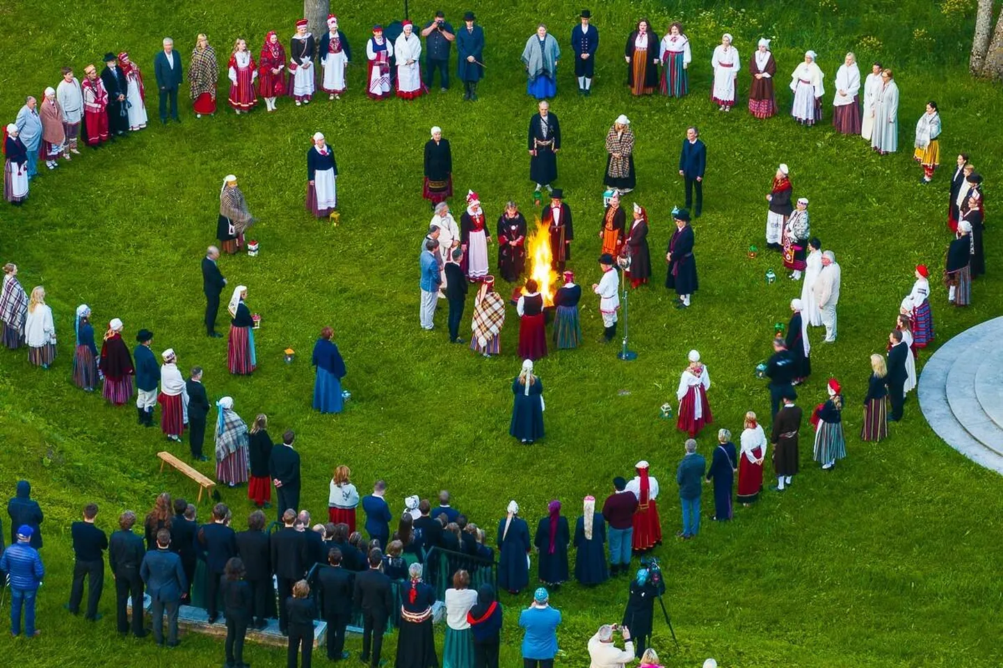 15. juuni. Tartus Eesti Rahva Muuseumi pargis süüdati pühapäeva hommikul XXVIII laulu- ja XXI tantsupeo «Iseoma» tuli.