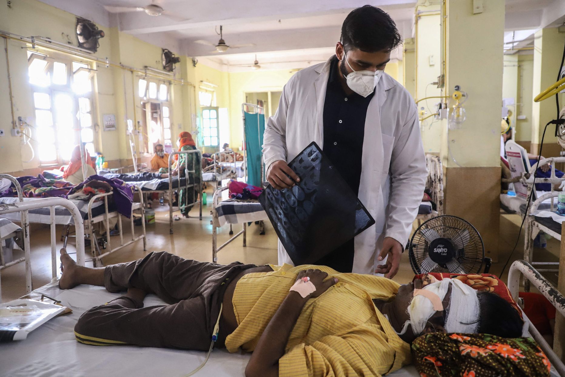 Arst aitab Covid-19 haigusest paranevat ja seeninfektsiooniga nakatunud patsienti täna Jabalpuris.