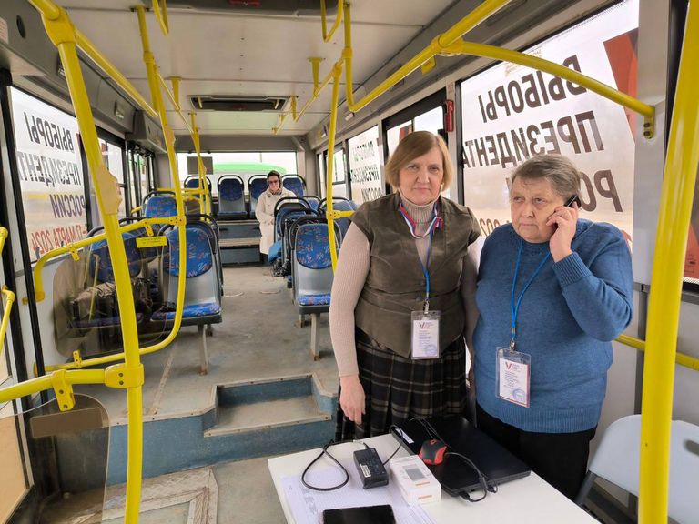 Сотрудницы избирательной комиссии Печорского района Псковской области в пустом автобусе на границе с Эстонией.