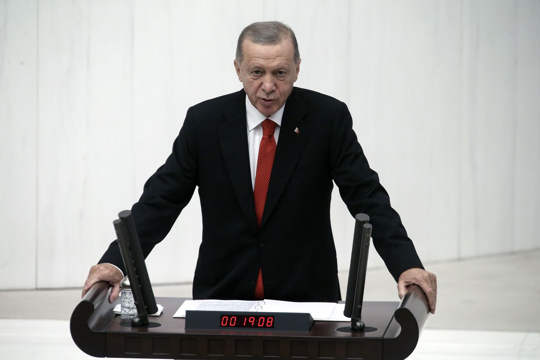 Президент Турции Реджеп Тайип Эрдоган перед заседанием парламента.