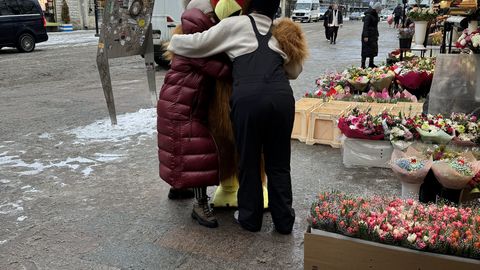 ГАЛЕРЕЯ ⟩ Не просто так: в День святого Валентина по центру Таллинна расхаживала веселая курица