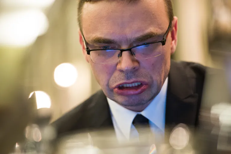 Tairo Lutter (Postimees): Loodetust kehvem
Sotside esinumber Sven Mikser valimispeol tulemustega tutvumas.