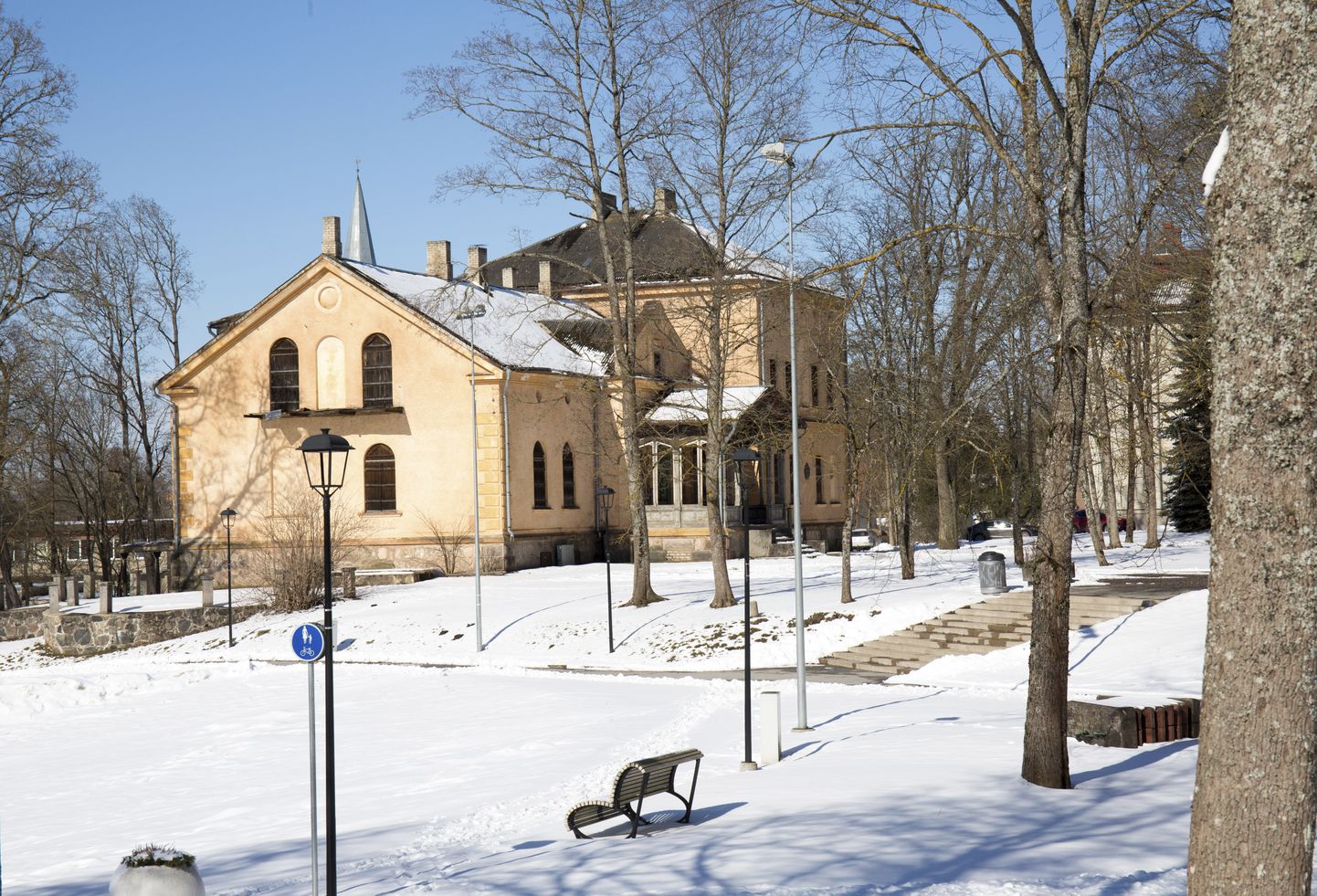 Viljandi mõisa peahoone, mis valmis 1878. aastal Oswald von Ungern-Sternbergi ja tema isa eestvedamisel, otsib nüüd inimest, kes selle uuesti ellu ärataks. Viimati tegutses hoones politseiprefektuur.