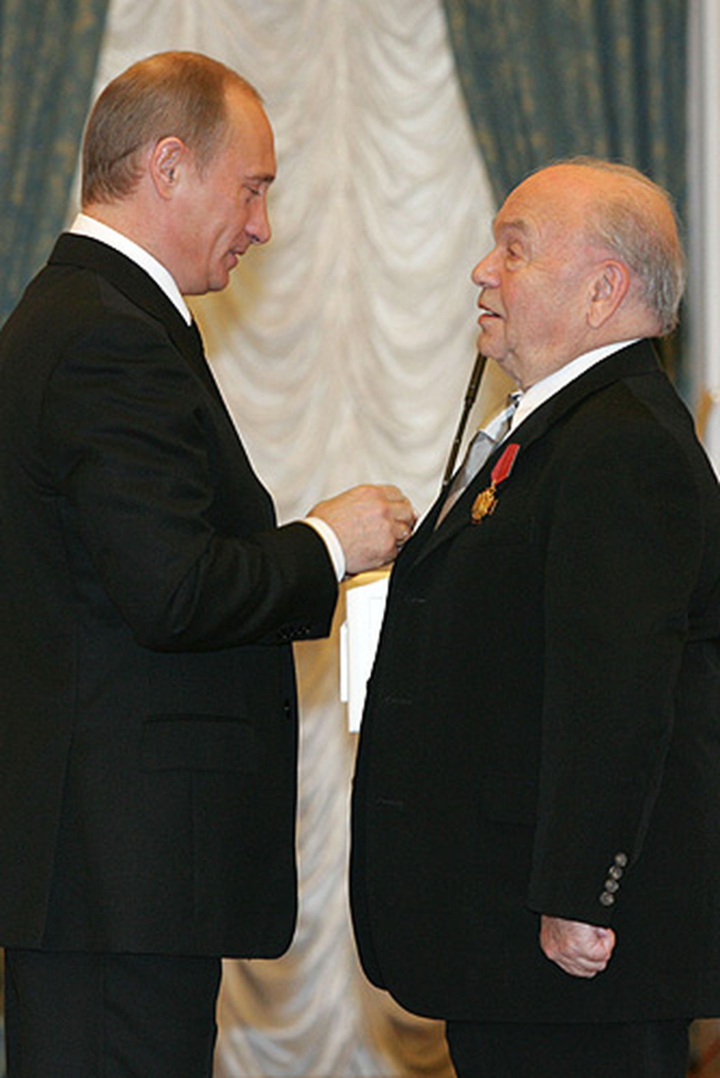 Vladimir Putin andis 2005. aastal Vladimir Shainskile auraha üle.