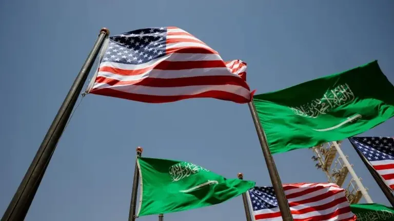 Флаги США и Саудовской Аравии