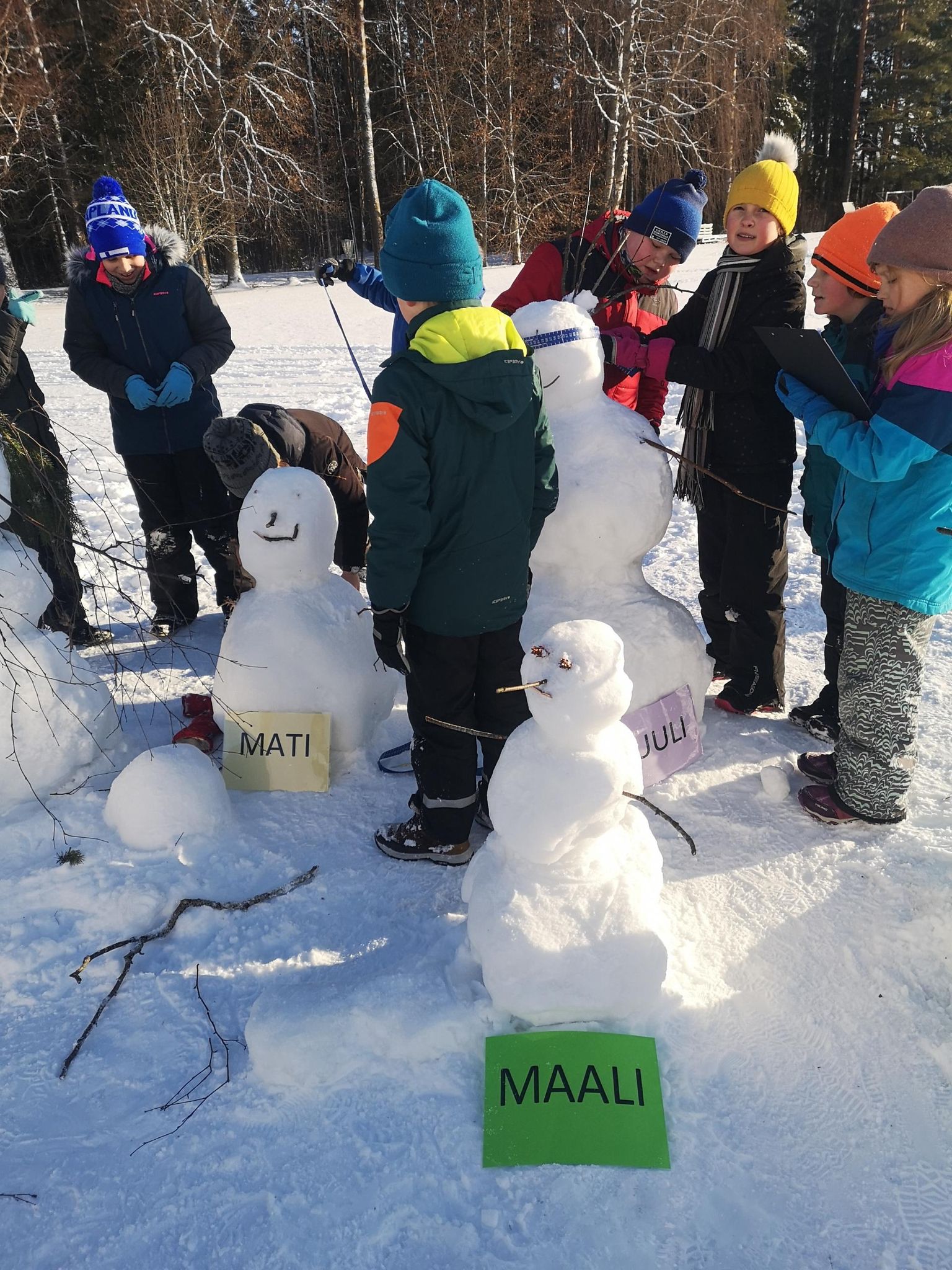 Vastseliina gümnaasiumi õpilased lumememmi ehitamas.