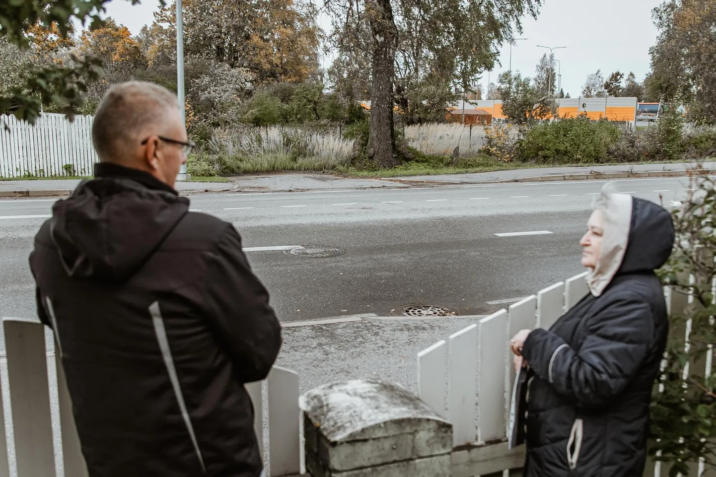 Ranel Brudeli ja ­tema ema Helje Brudeli hoovist jääb plaanitava teenindusjaama krundini paarkümmend meetrit.
