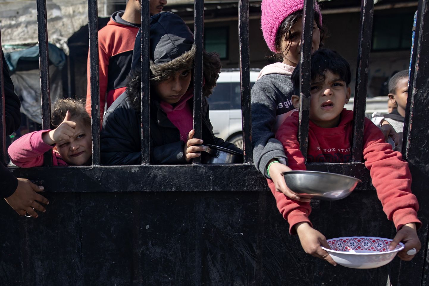 Palestiina lapsed ootavad toidujärjekorras Gaza sektori lõunaosas Rafah's asuvas pagulaslaagris.
