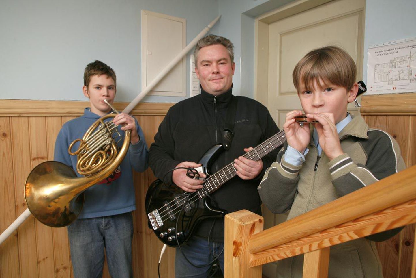 “Peretuuri 2009” publikuauhinna - päevase spaatuusiku võitnud Tammede pereansambel: Taavi (vasakult), Tõnu ja Tauno.