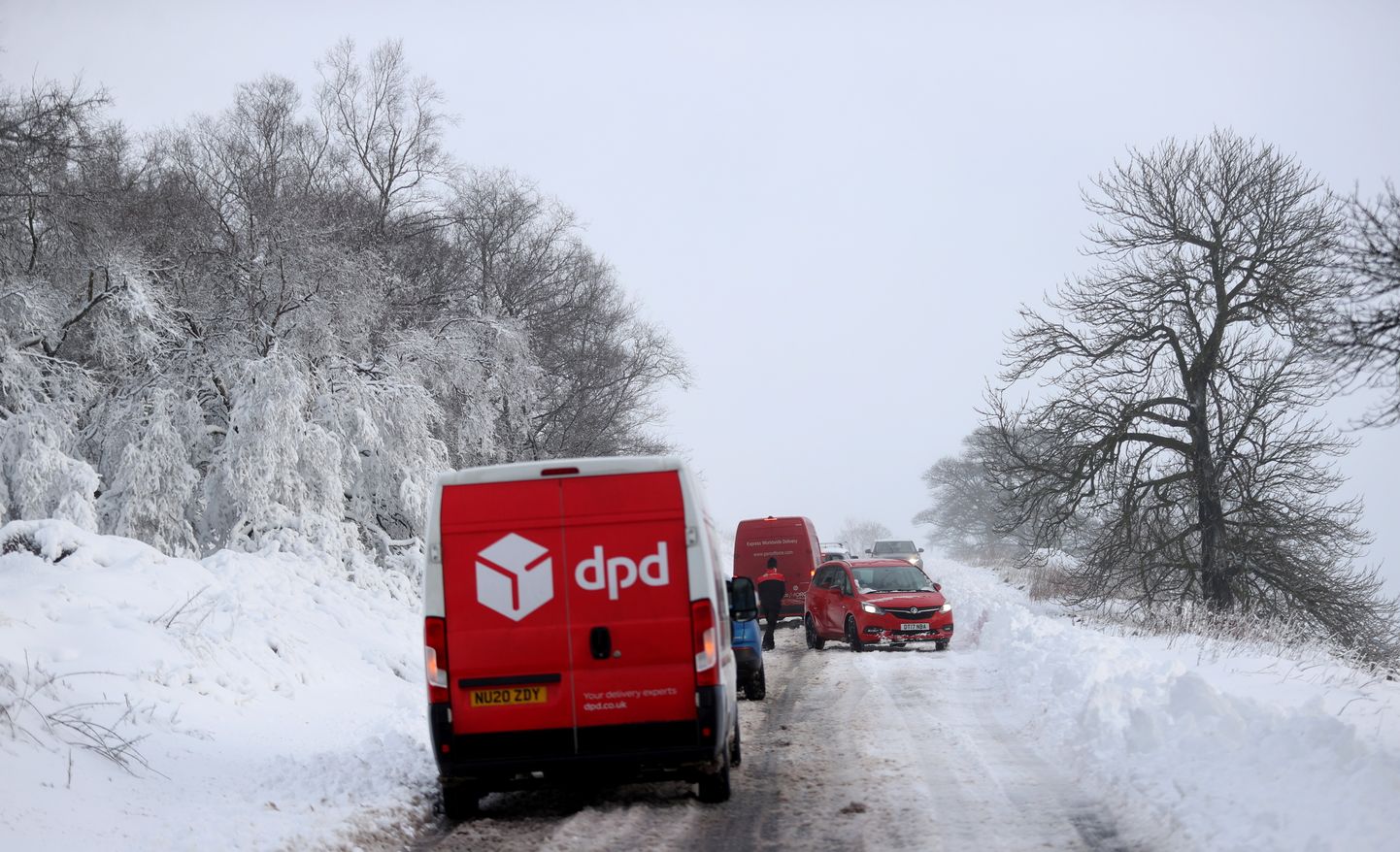 Põhja-Inglismaad, Šotimaad ja Põhja-Iirimaad räsinud võimas lumetorm häiris liiklust.