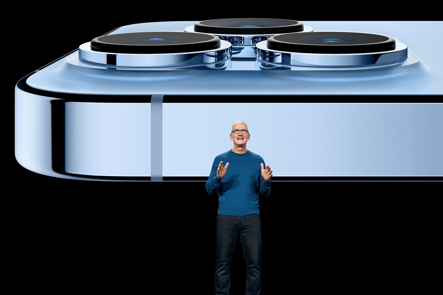 Apple'i tegevjuht Tim Cook uuePro kaamerate trio taustal 21. septembril 2021 Californias toimunud esitlusel.