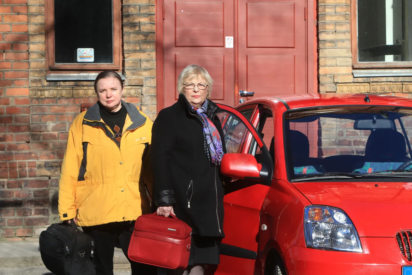 Kui Kaiu Suija (paremal) ja Koidula Trummer oma pisikese punase autoga koduvisiitidele sõidavad, ei räägi nad omavahel kohvi hinnast või ilmast, vaid arutavad, mis on patsientidega seoses hinge kripeldama jäänud. Nii saab üheskoos halbadest mõtetest kergemini jagu.