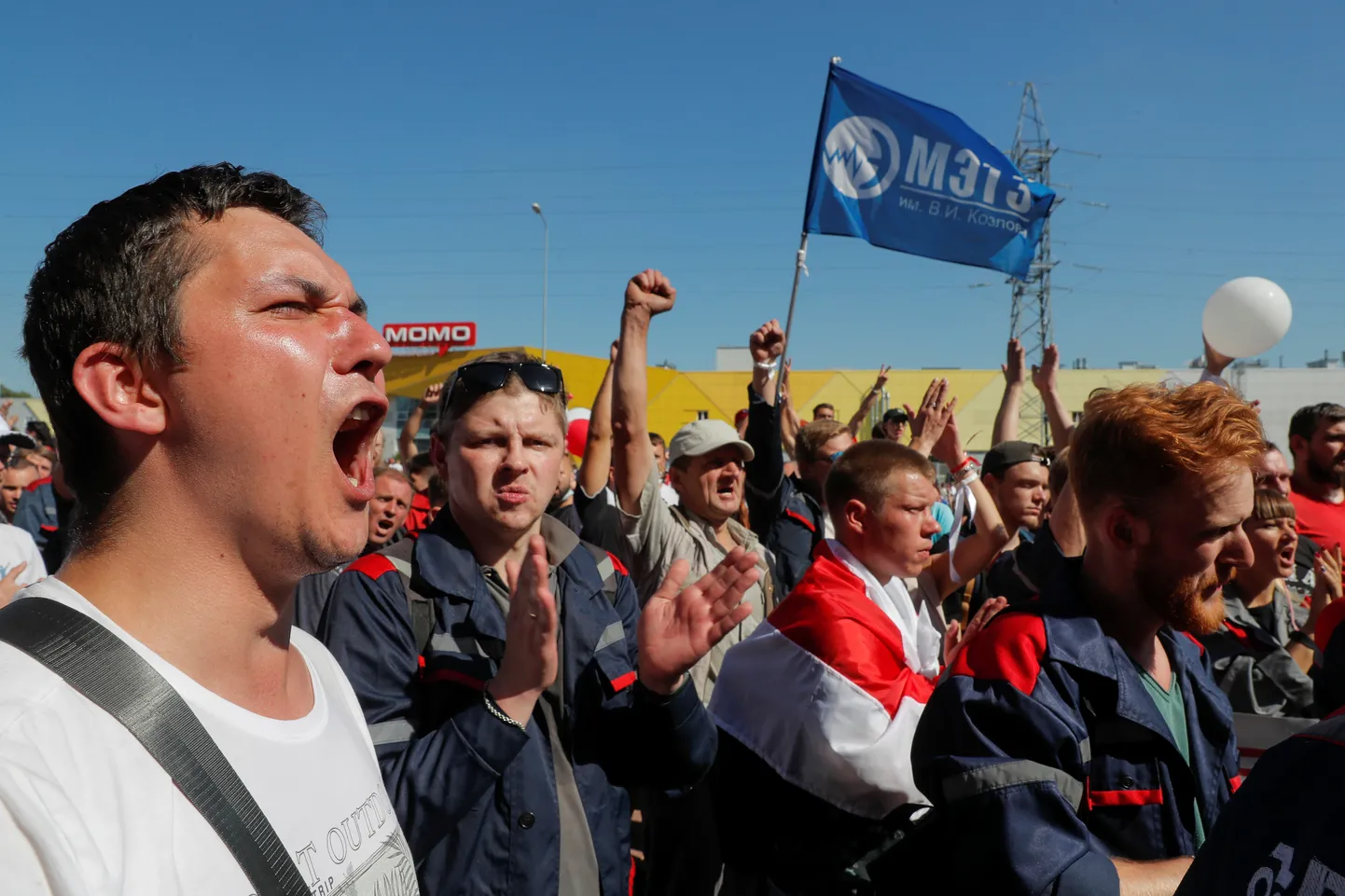 Valgevene president Aljaksandr Lukašenka ütles streikivate Minski raskeveokite tehase MZKT töölistega kohtudes, et ei kavatse võimult taanduda.