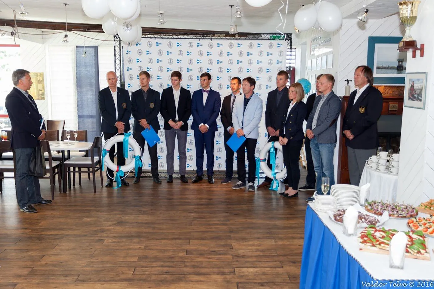 Eesti jahtklubide liidu president Egon Elstein tänab medalivõitjaid tehtud töö eest.