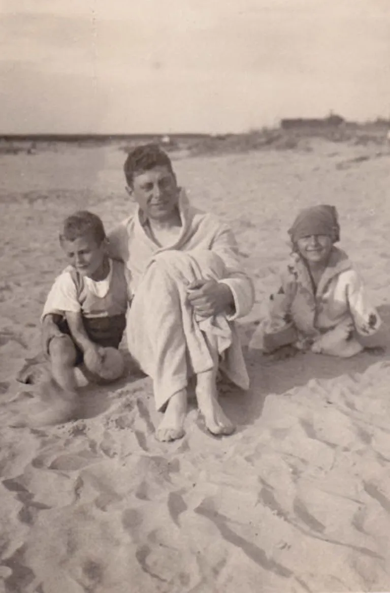 Клаус Шеель с детьми Йорном и Рут на пляже Пирита в начале 1920-х годов.