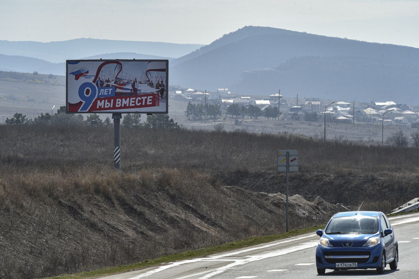 Auto sõidab märtsi keskel Krimmis Simferopoli lähistel mööda sildist, mis ütleb «Üheksa aastat koos».
