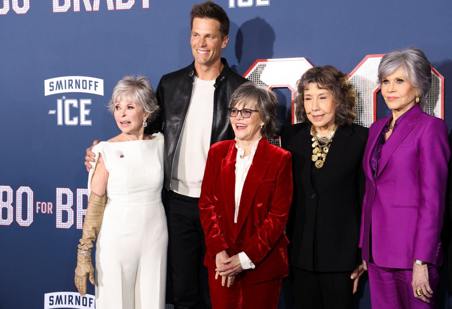 Rita Moreno,
Sally Field,
Lily Tomlin ja Jane Fonda jalgpalliässa
Tom Bradyga filmi esilinastusel.