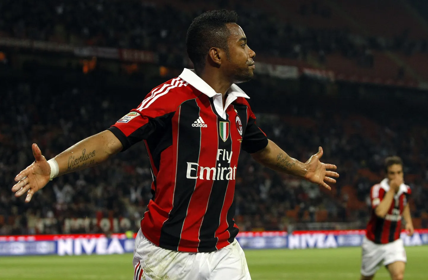 Robinho värav aitas AC Milanil Juventuse kannule jõuda.