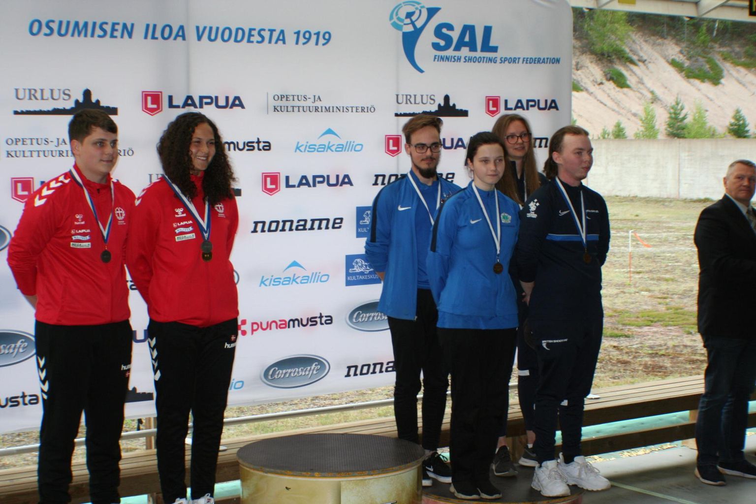 Jaanus Laidus ja Elerin Ross (keskel sinises) tulid Kouvolas tiimivõistlusel pronksile.