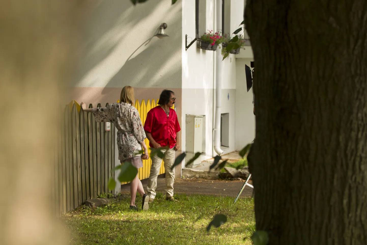 Üllar Jörberg koos salapärase noore kaunitariga puude vilus