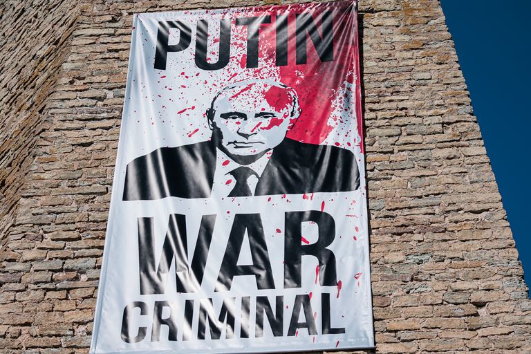 С утра 9 мая на стене Нарвского замка над речным променадом висит большой антипутинский баннер.