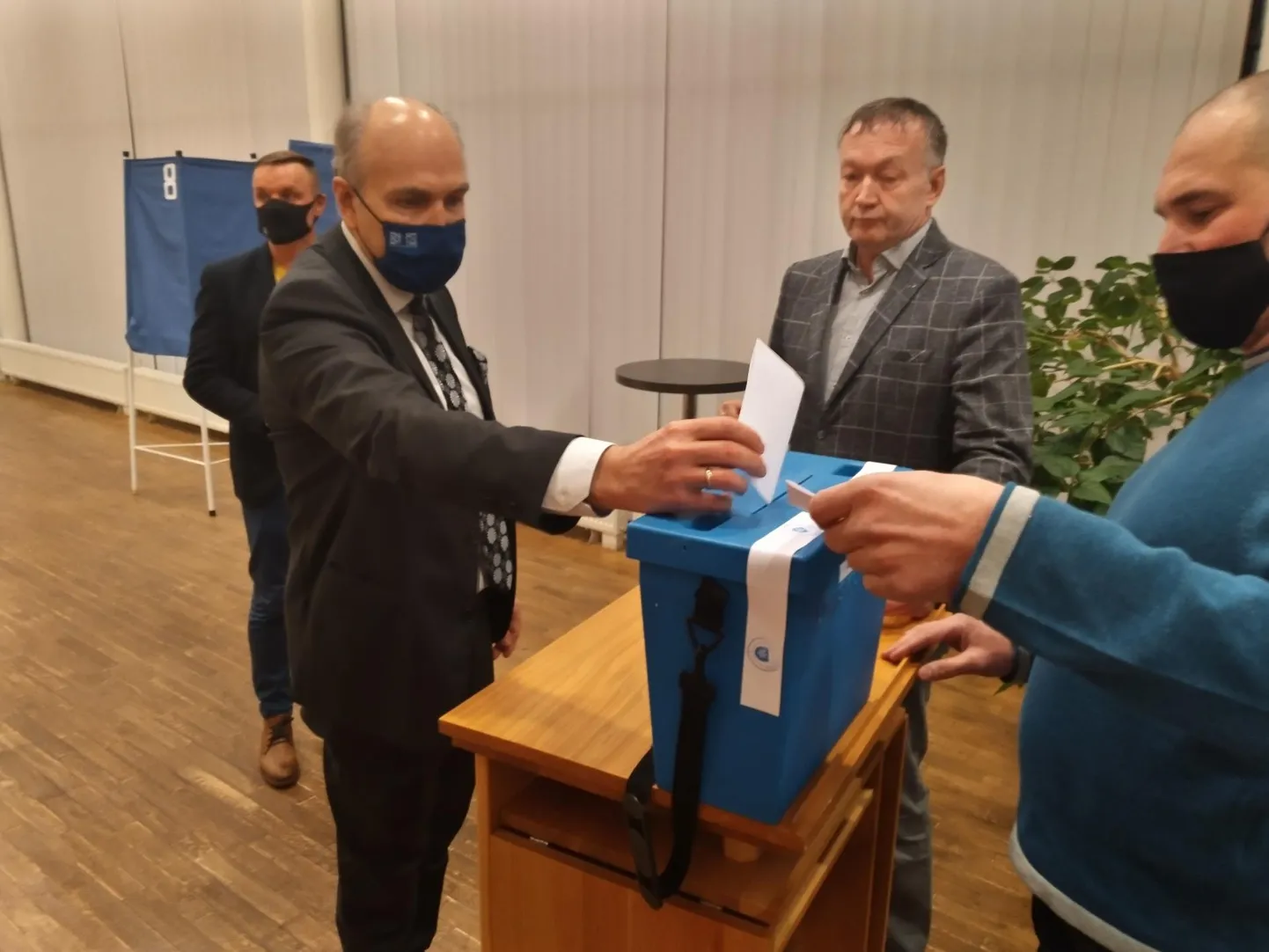 Eelmise nädala lõpuni Jõgevga vallavoligu juhtinud Aivar Kokk viibis pühapäeval Jõgeva kultuurikeskuses peetud vallavolikogu istungil, kus ta osales ka uue vallavolikogu esimehe ja vallavanema valimisel. Pildil laseb Kokk sedelit valimiskasti, tema kõrval seisab häältelugemise komisjoni liige Valdi Reinas (maskita) ja vastas häältelugemise komisjoni esimees Hardi Perk.