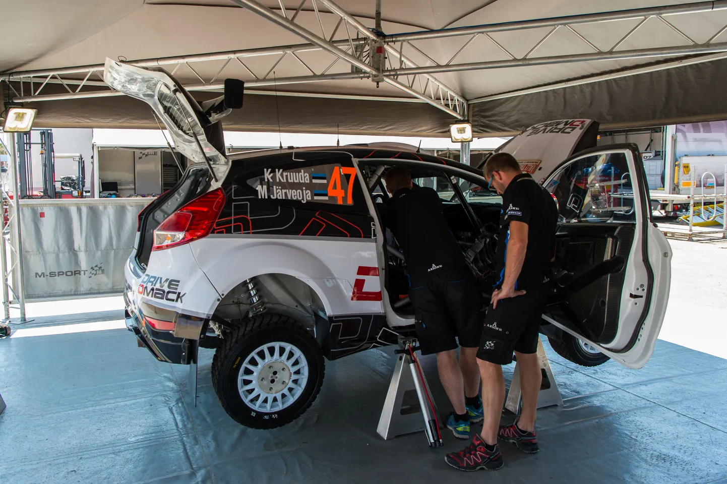 Ott Tänak ja Karl Kruuda valmistumas Sardiinia ralliks.