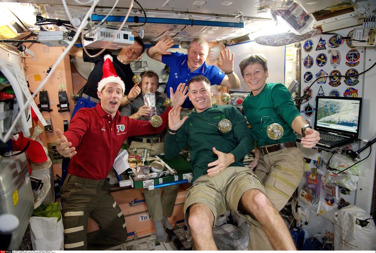 Rahvusvahelise Kosmosejaama ISS meeskond jõule tähistamas.
