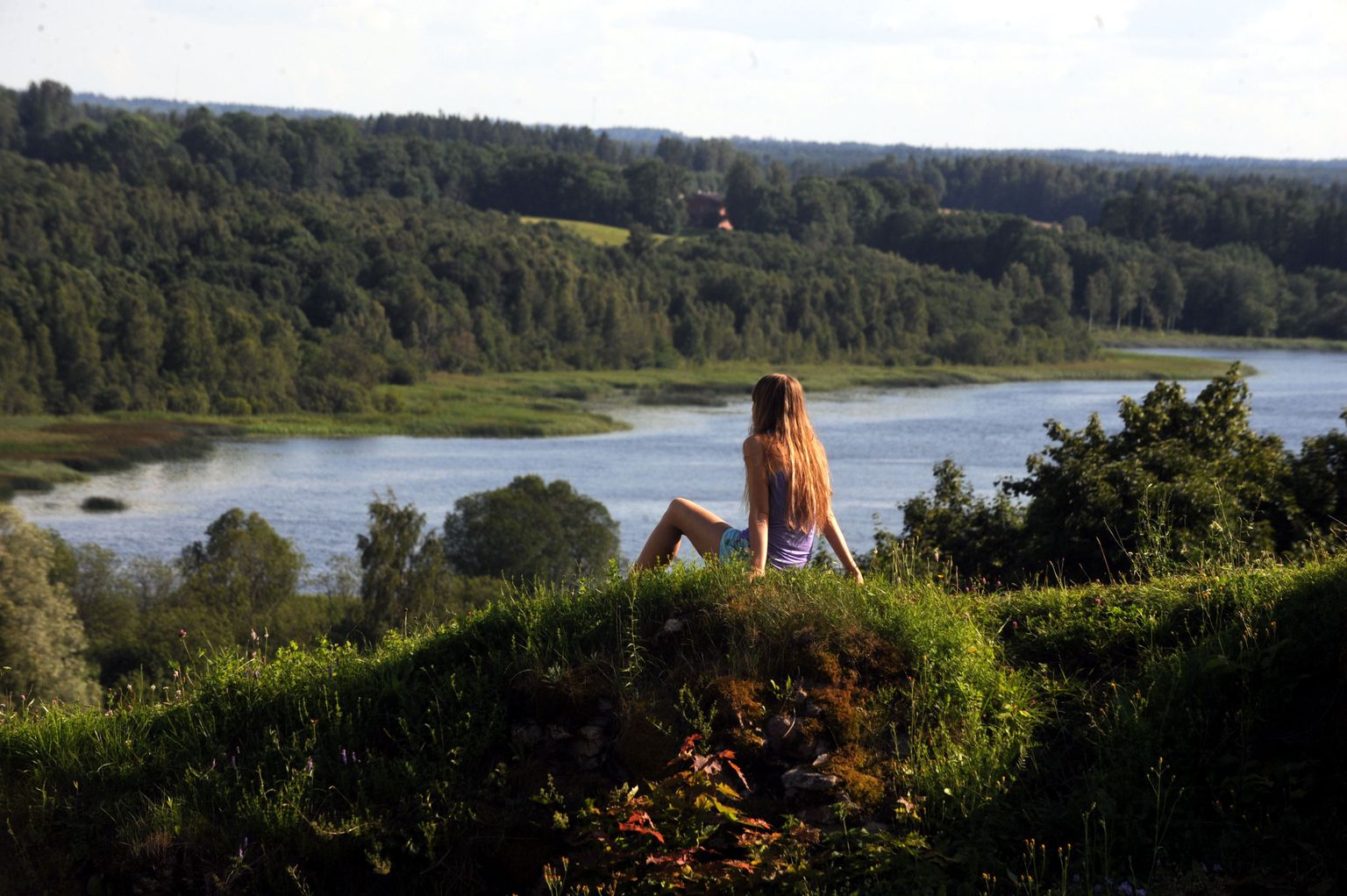 Suvine puhkusehetk: vaade lossimäelt Viljandi järvele.