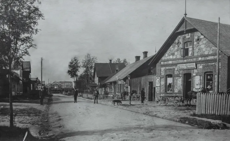 Vaade Kesk tänavale umbes aastal 1900. Esiplaanil Vihtini ja Kalzenau ühisäri vana hoone, järgmises majas apteek.