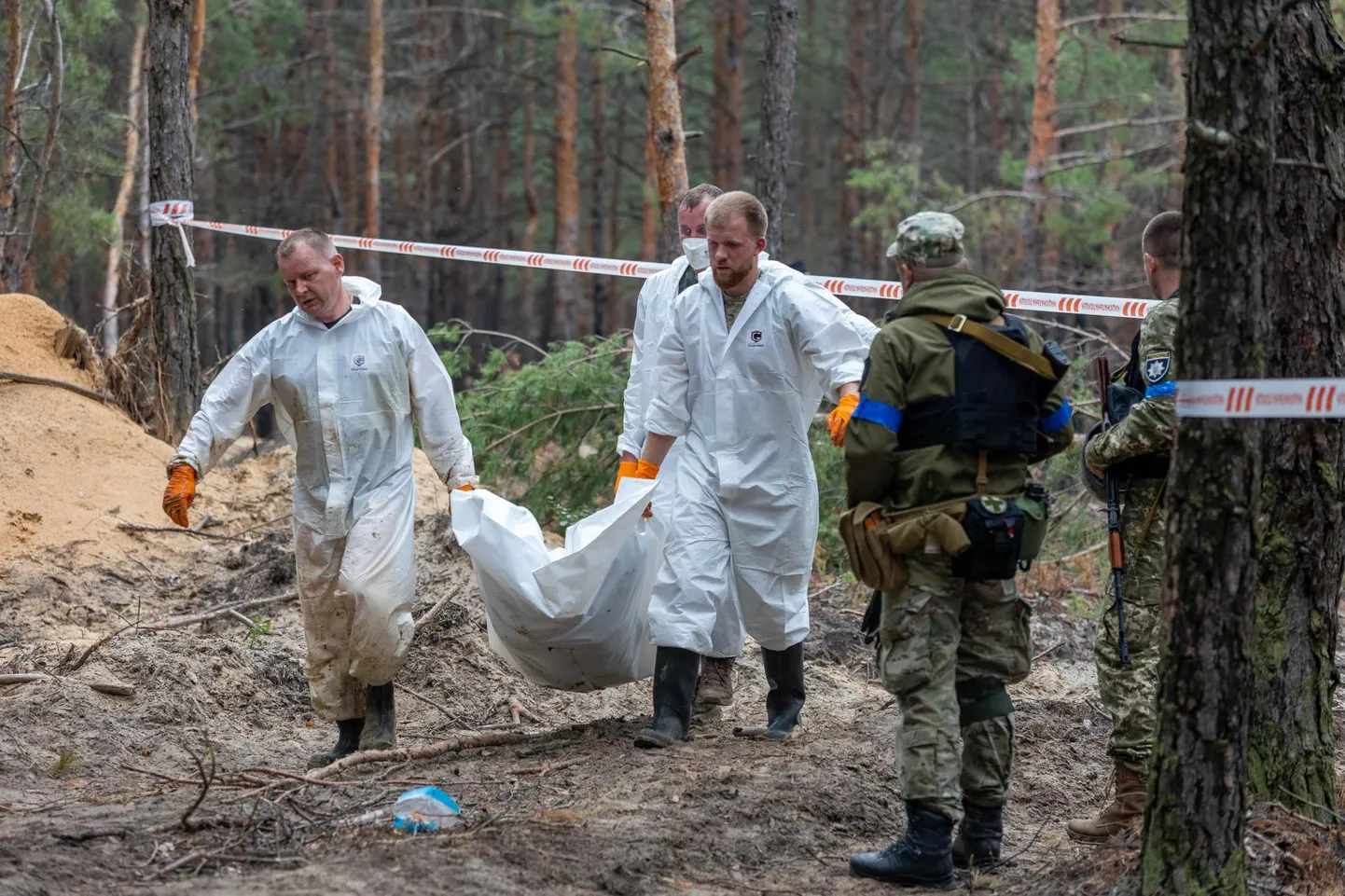 Septembri keskpaigas leiti Harkivi oblastis Izjumis linna lähedalt metsast haudadest ligi pool tuhat surnukeha, kellel oli vägivalla jälgi.