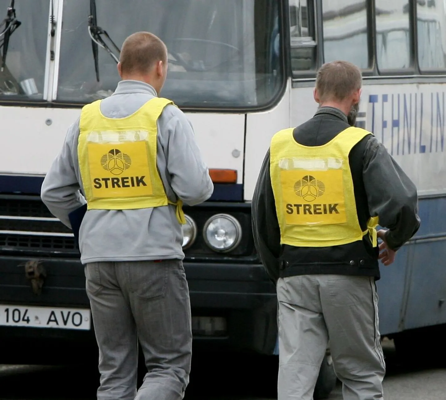 В Эстонии работники бастуют редко и осторожно. На фото - трехчасовая забастовка водителей автобусов в Тарту летом 2009 года.