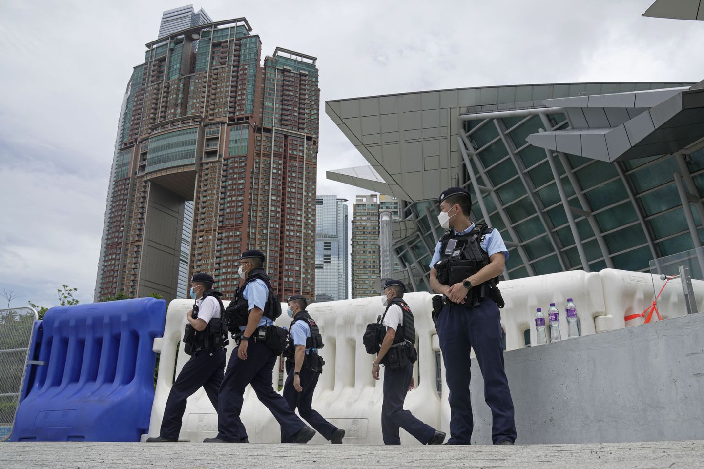 Politseinikud valvamas Hongkongi raudteejaama juures enne president Xi Jinpingi saabumist.