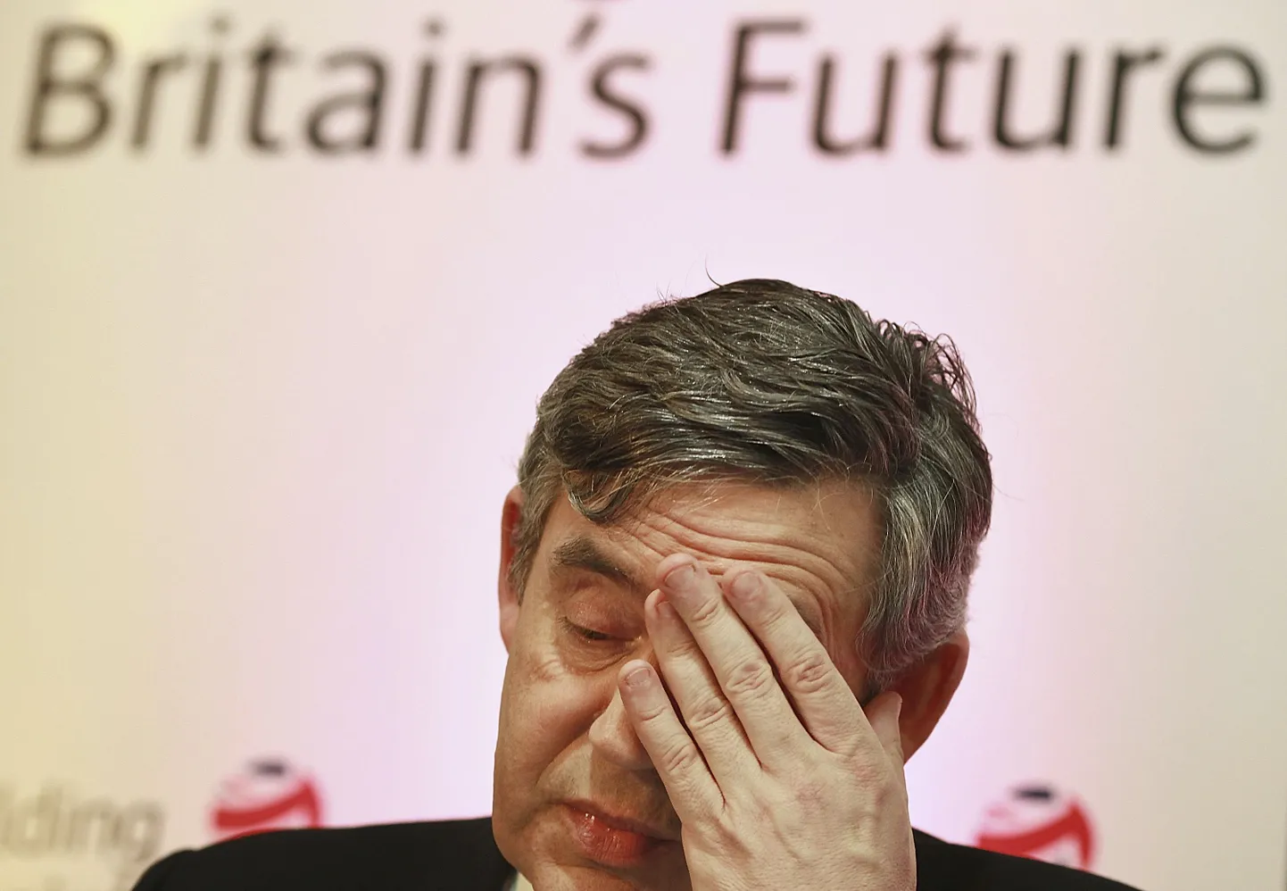 Briti peaministril on mille üle pead murda.