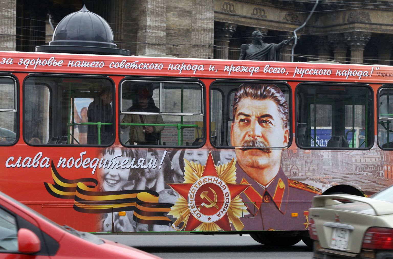 Stalini portree Peterburi linnaliinibussi peal selle aasta mais.