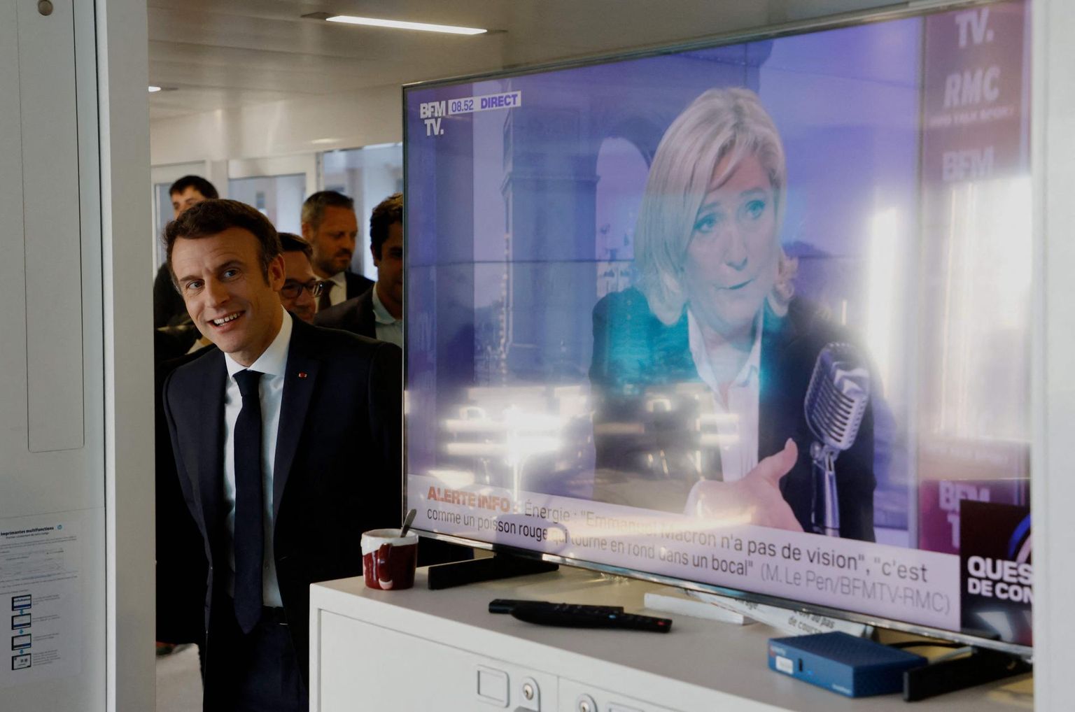 Prantsusmaa president Emmanuel Macron esmaspäeval raadiojaama France Inter ruumides teleri kõrval, kust paistab tema pearivaal Marine Le Pen.