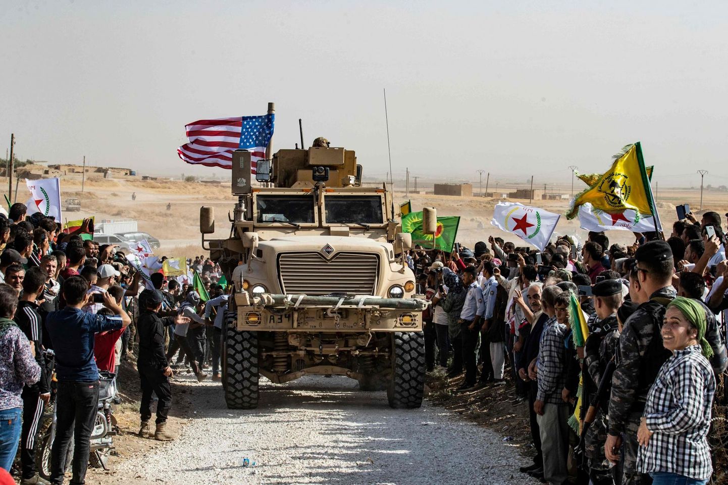 Kurdid ümbritsemas USA soomukit Ras al-Ayni linnas. Ameeriklaste vaatluspostid Ras al-Ayni piirikülades olid eilseks tühjaks jäänud.