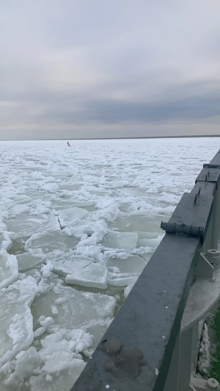 Parvlaev Reet jäi Kihnu lähedal jääsupis kinni