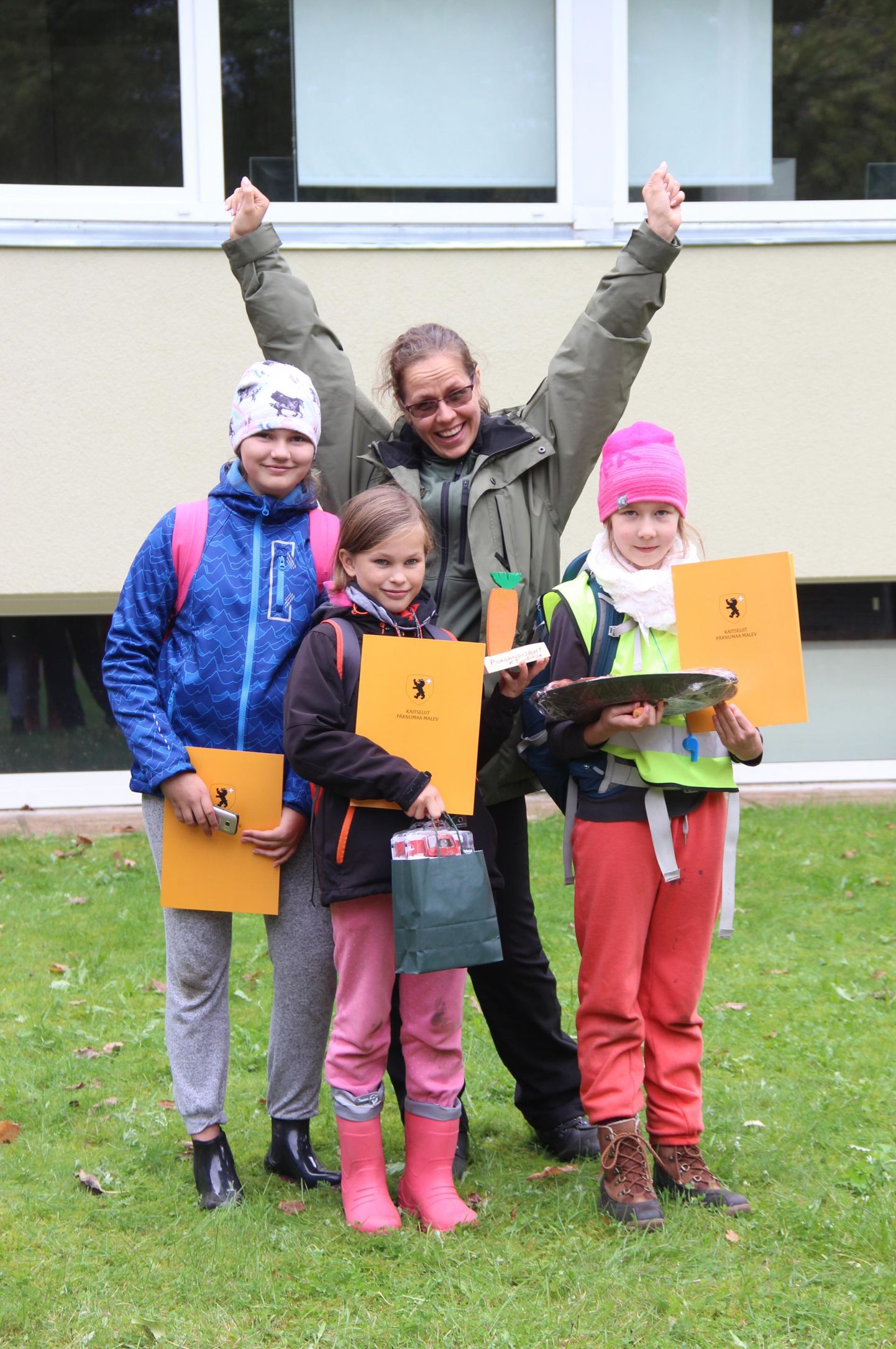 Matkamängu esikoha saavutas Saarde kodutütarde võistkond, pildil on rühmajuht Karme Tammist koos (vasakult) Maria Vilinurme, Liis-Marie Kaljuri ja Emma Tammistiga.