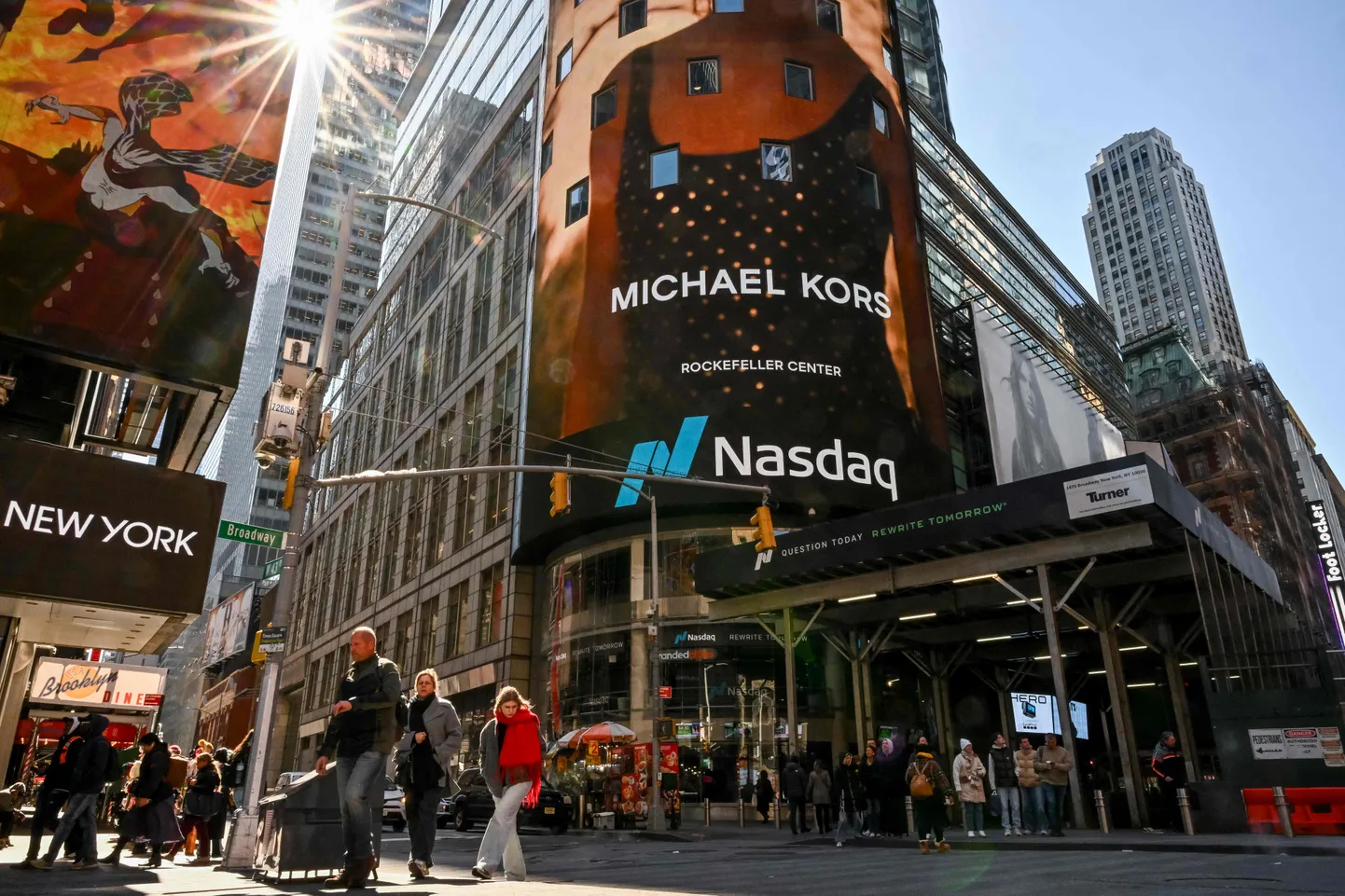 Inimesed kõnnivad mööda NASDAQ MarketSite'ist New Yorgis Times Square'il 9. aprillil 2025. Wall Street oli kolmapäeval varajase kauplemise ajal ebamäärases meeleolus ja ei osanud veel pärastlõunast rallit oodata
