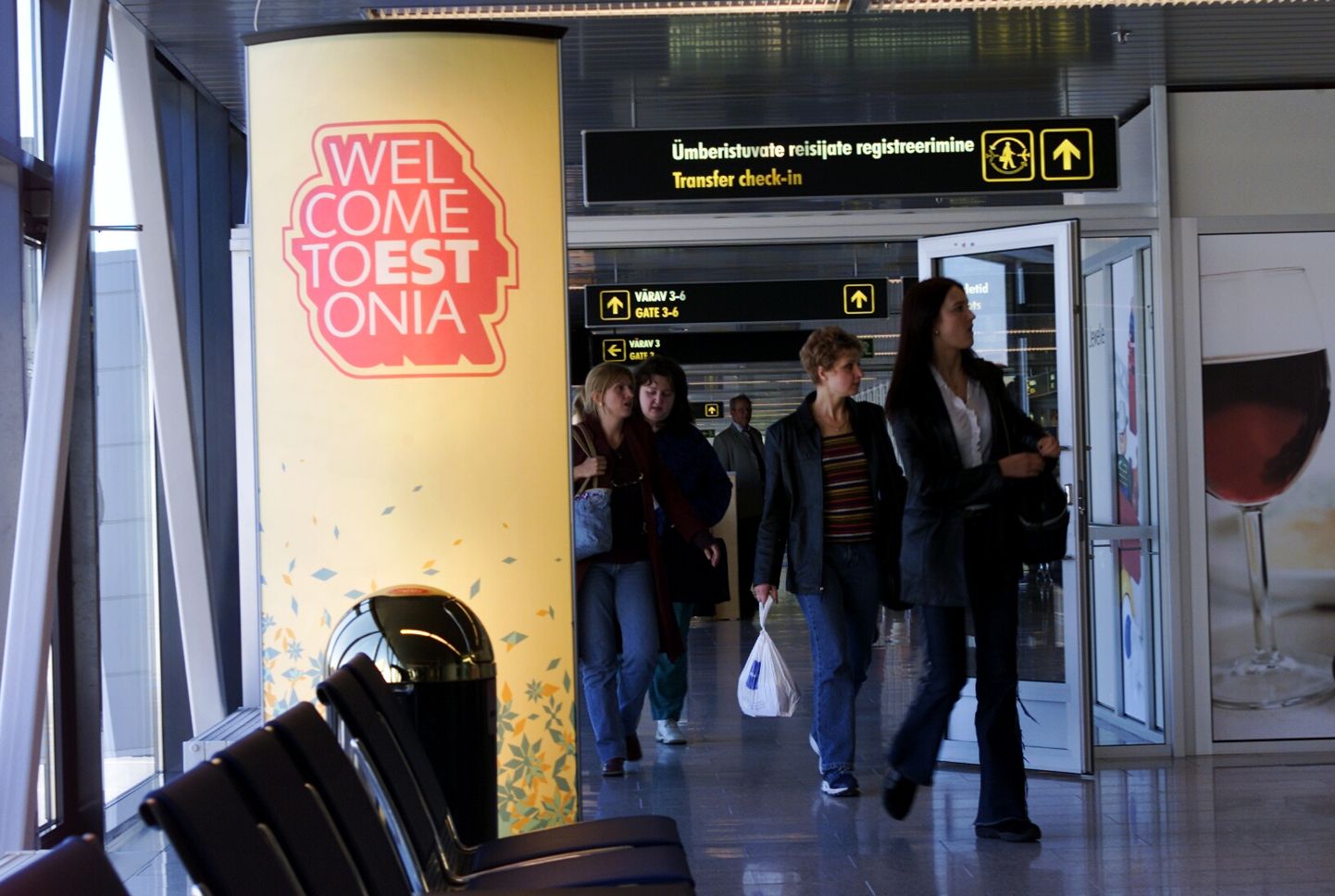 2002. aasta Eurovisiooni lauluvõistluse eel leidsid Tallinna lennujaama piiritsoonis oma koha "Welcome to ESTonia" reklaamid (pildil).