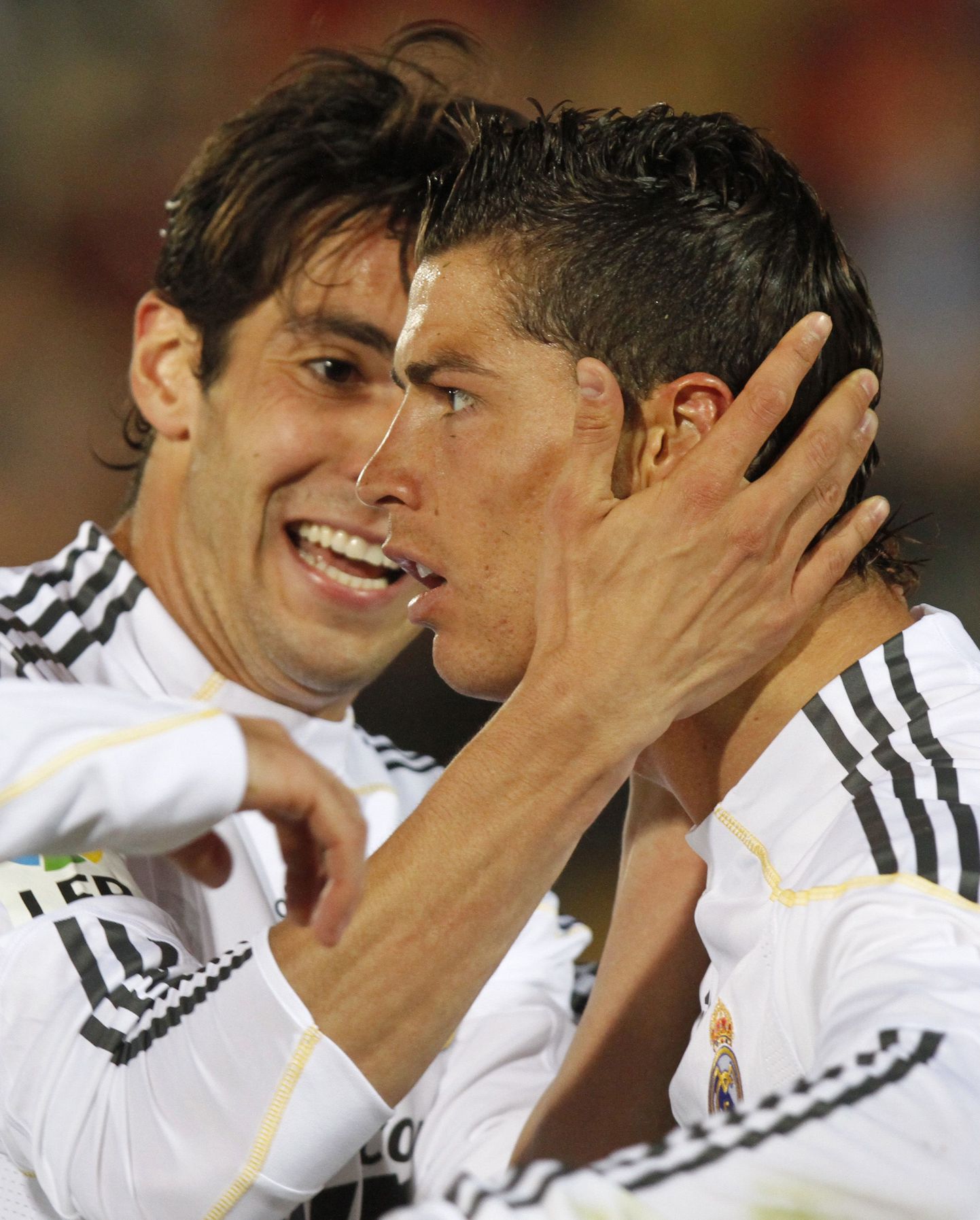 Kaka (vasakul) õnnitleb meeskonnakaaslast Cristiano Ronaldot pärast seda, kui viimane värav lõi.
